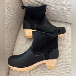 Sven Black Ankle Boots with Tan Soles